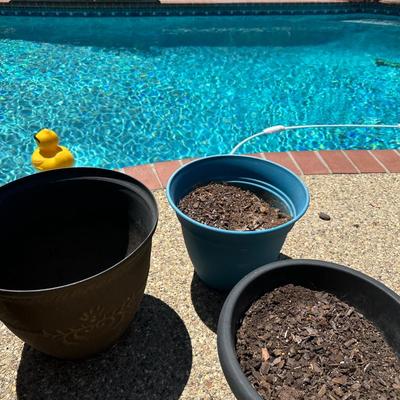 (6) Plastic Outdoor Pots
