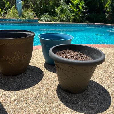 (6) Plastic Outdoor Pots