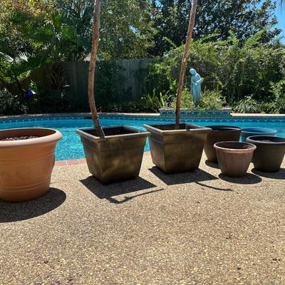 (6) Plastic Outdoor Pots