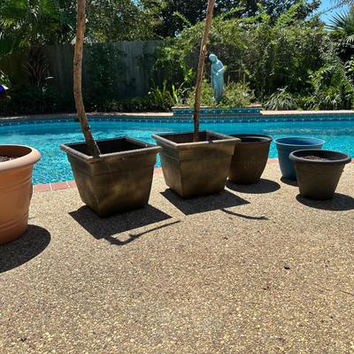(6) Plastic Outdoor Pots