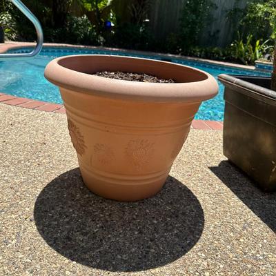 (6) Plastic Outdoor Pots