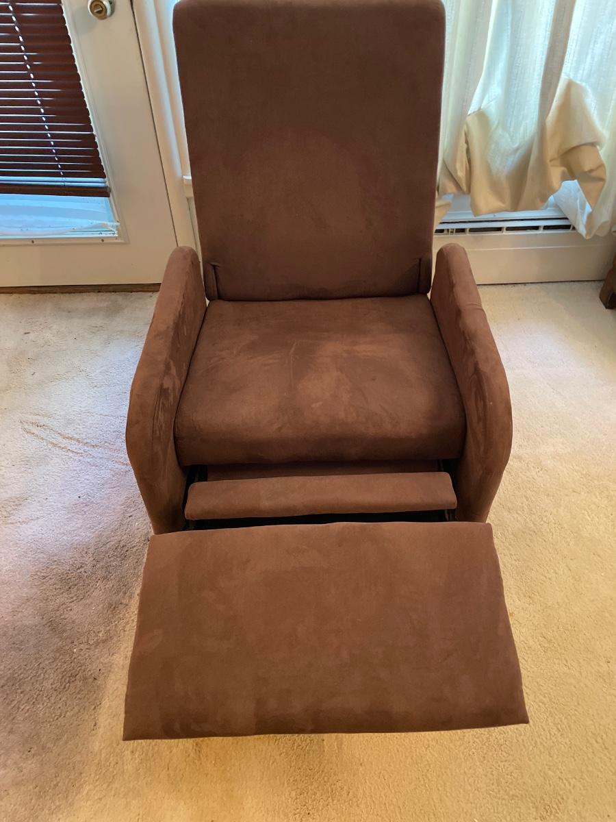 Small recliner on wheels