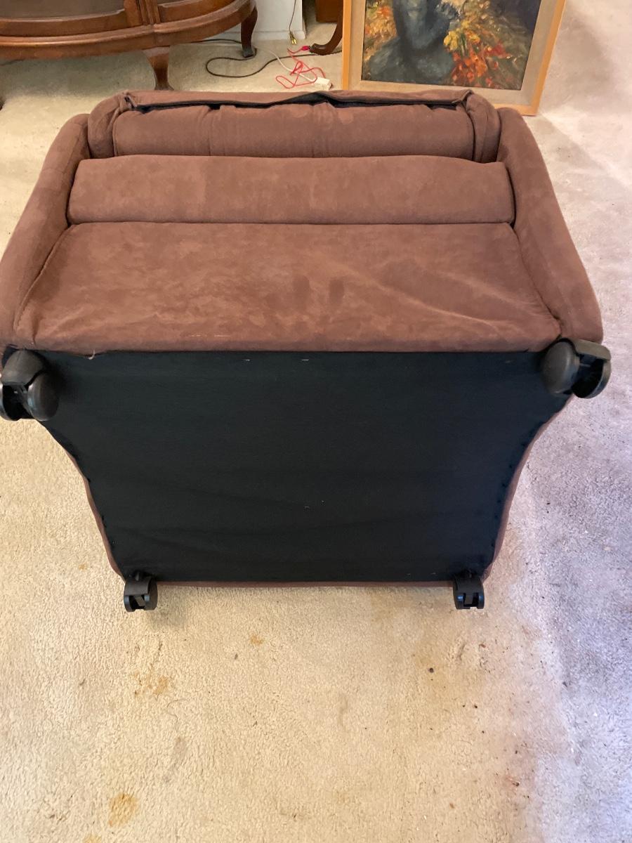 Small recliner on wheels