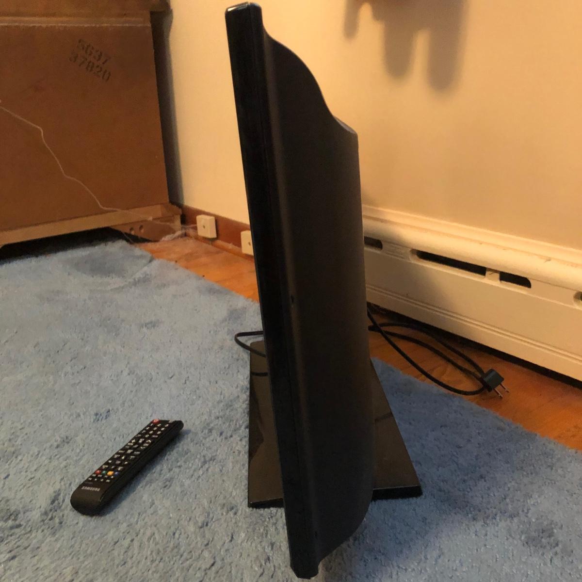 LOT 6M Samsung TV Model UN32EH4003F