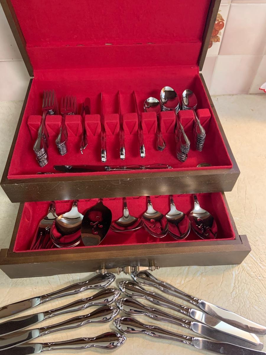LOT226G Set of Oneida Community Stainless Flatware with McGraw