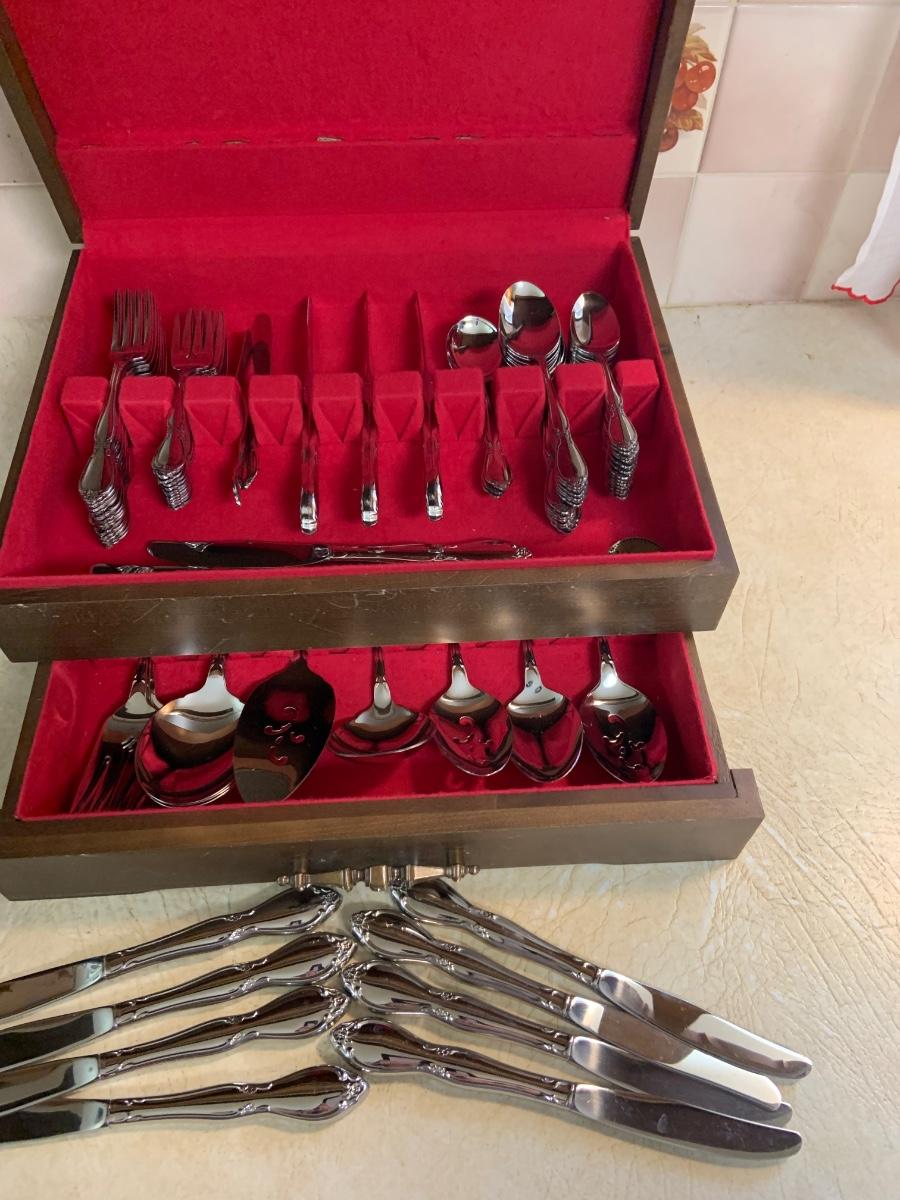 LOT226G Set of Oneida Community Stainless Flatware with McGraw