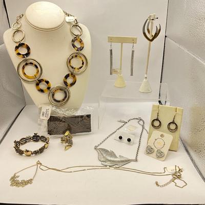 418 Golden and Tortoise Style Jewelry Necklace, Earrings, Bracelet Lot
