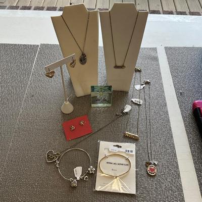 422 "I Love My Mom" Lot and Heart Jewelry