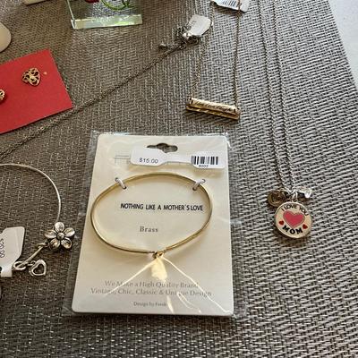 422 "I Love My Mom" Lot and Heart Jewelry