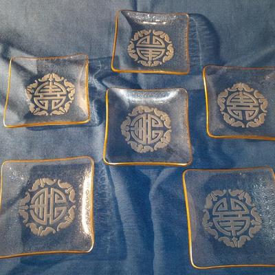 Six small sushi plates with 6 white linen napkins