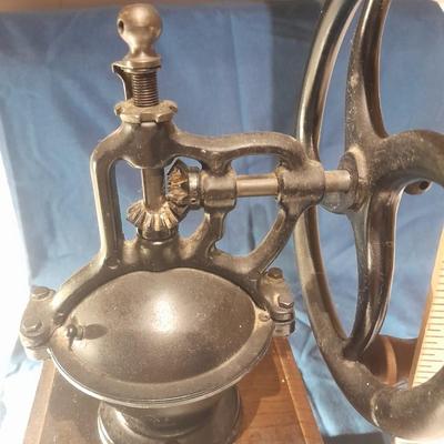 Vintage Manual Coffee Grinder Wheel Design Coffee Bean Mill Grinding Machine Works great!