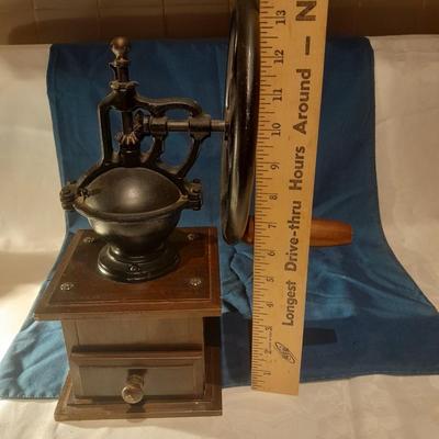 Vintage Manual Coffee Grinder Wheel Design Coffee Bean Mill Grinding Machine Works great!