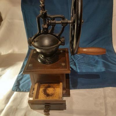 Vintage Manual Coffee Grinder Wheel Design Coffee Bean Mill Grinding Machine Works great!