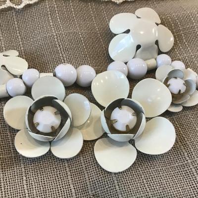 White Metal Flower Necklace