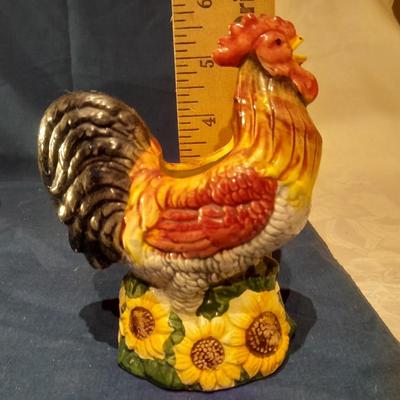 Kitchen rooster decor and kitchenware