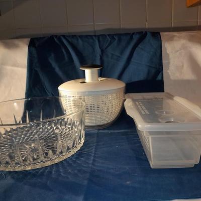 Salad spinner with salad bowl and Fasta Pasta plastic food container
