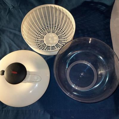 Salad spinner with salad bowl and Fasta Pasta plastic food container