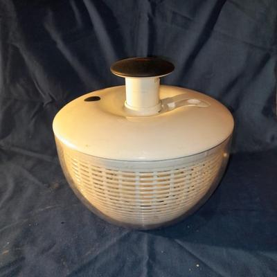 Salad spinner with salad bowl and Fasta Pasta plastic food container