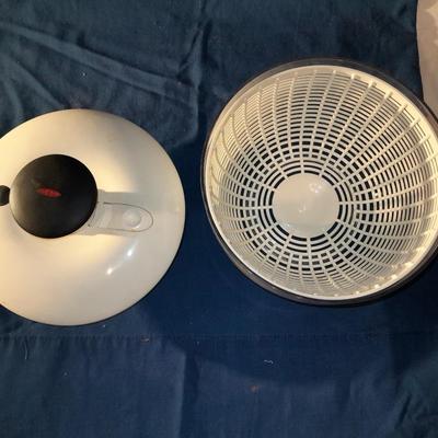 Salad spinner with salad bowl and Fasta Pasta plastic food container