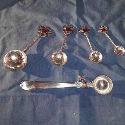 Metal Silver Tone heart design Measuring Spoons A pinch of Hugs, A spoon of sharing ...