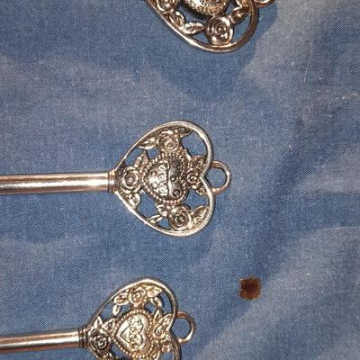 Metal Silver Tone heart design Measuring Spoons A pinch of Hugs, A spoon of sharing ...