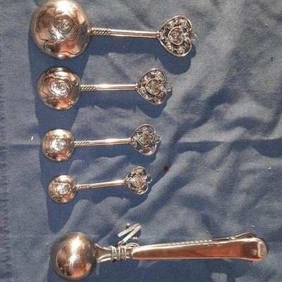 Metal Silver Tone heart design Measuring Spoons A pinch of Hugs, A spoon of sharing ...