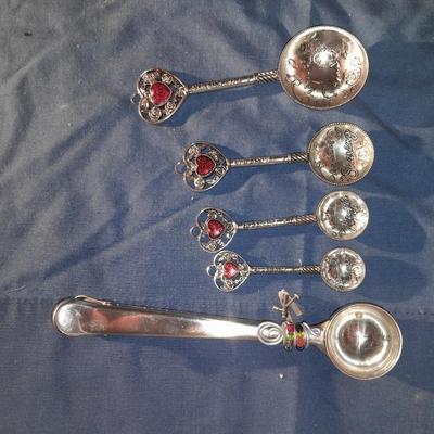 Metal Silver Tone heart design Measuring Spoons A pinch of Hugs, A spoon of sharing ...