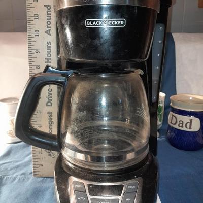 Black and decker coffee pot with Mugs