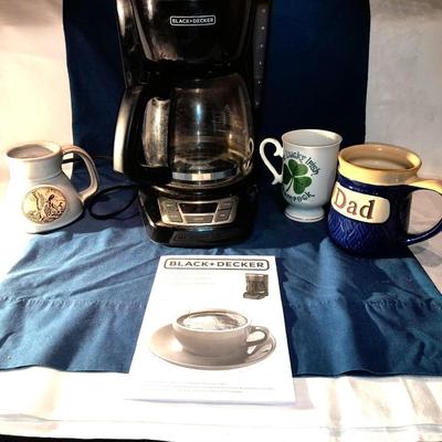 Black and decker coffee pot with Mugs