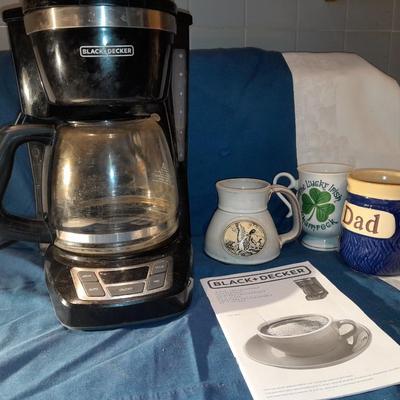 Black and decker coffee pot with Mugs