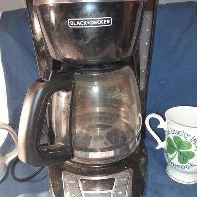 Black and decker coffee pot with Mugs