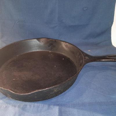 Vintage Wagner ware cast iron pan