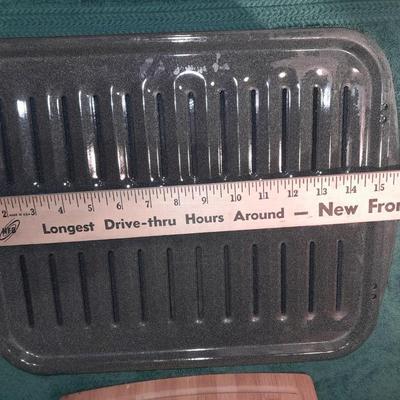 Broiler pan with Colorado Rockies inscribed cutting board