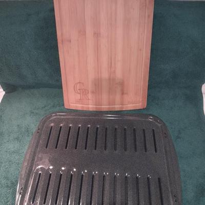 Broiler pan with Colorado Rockies inscribed cutting board