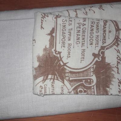 Remainder of table linens - Assortment of napkins, tablecloths, napkins and Doiley's