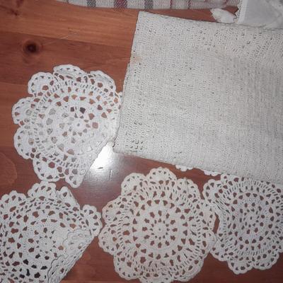 Remainder of table linens - Assortment of napkins, tablecloths, napkins and Doiley's