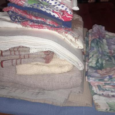 Remainder of table linens - Assortment of napkins, tablecloths, napkins and Doiley's