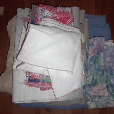 Remainder of table linens - Assortment of napkins, tablecloths, napkins and Doiley's
