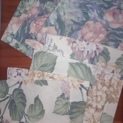 Remainder of table linens - Assortment of napkins, tablecloths, napkins and Doiley's