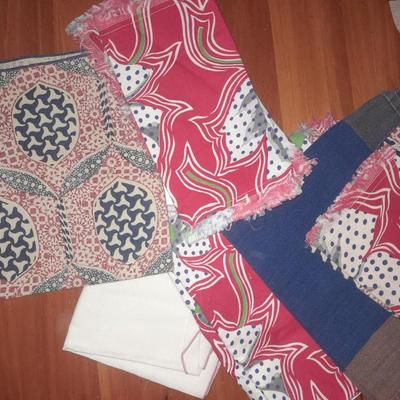 Remainder of table linens - Assortment of napkins, tablecloths, napkins and Doiley's