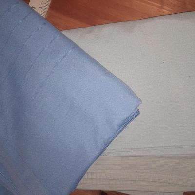 Remainder of table linens - Assortment of napkins, tablecloths, napkins and Doiley's