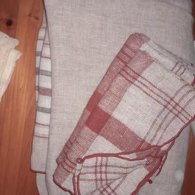 Remainder of table linens - Assortment of napkins, tablecloths, napkins and Doiley's
