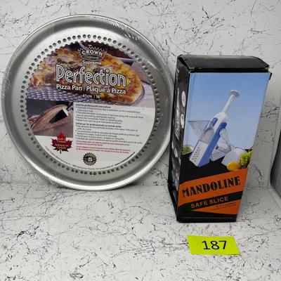 Mandoline slicer, set of pizza pans