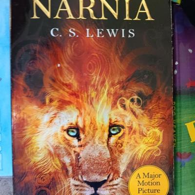Kids - snuggle up and read a book! Children's books with Throw blanket