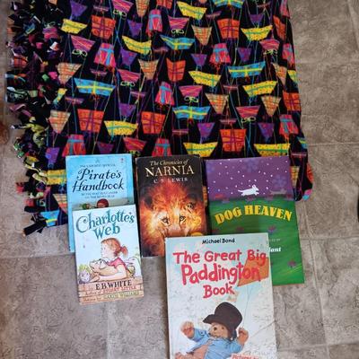 Kids - snuggle up and read a book! Children's books with Throw blanket