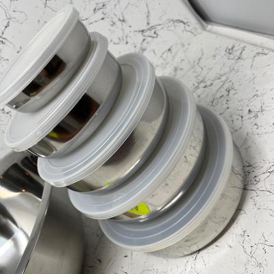 Aluminum bowls nesting with lids