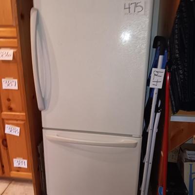 Working Amana Refrigerator with bottom freezer
