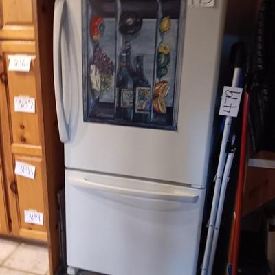 Working Amana Refrigerator with bottom freezer