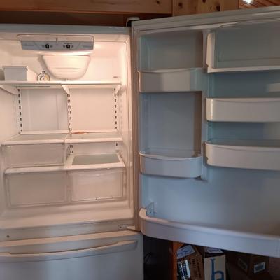 Working Amana Refrigerator with bottom freezer