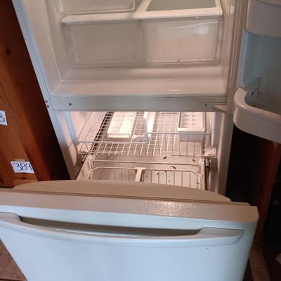 Working Amana Refrigerator with bottom freezer